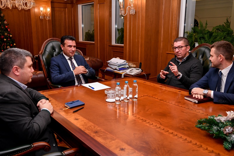 Заев сака да ја дели владата со ВМРО-ДПМНЕ за да ја сподели одговорноста за вакцините и спорот со Бугарија