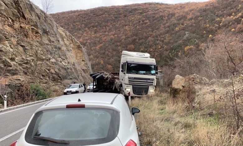 Поради сообраќајна незгода во прекин сообраќајот на патот Кочани – Македонска Каменица