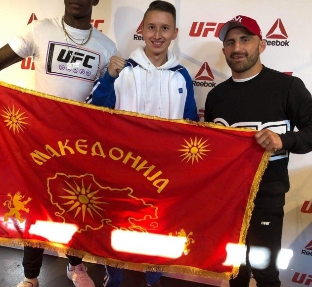 Вистински патриот: Шампионот во УФЦ Волкановски со знаме од Обединета Македонија (ФОТО)