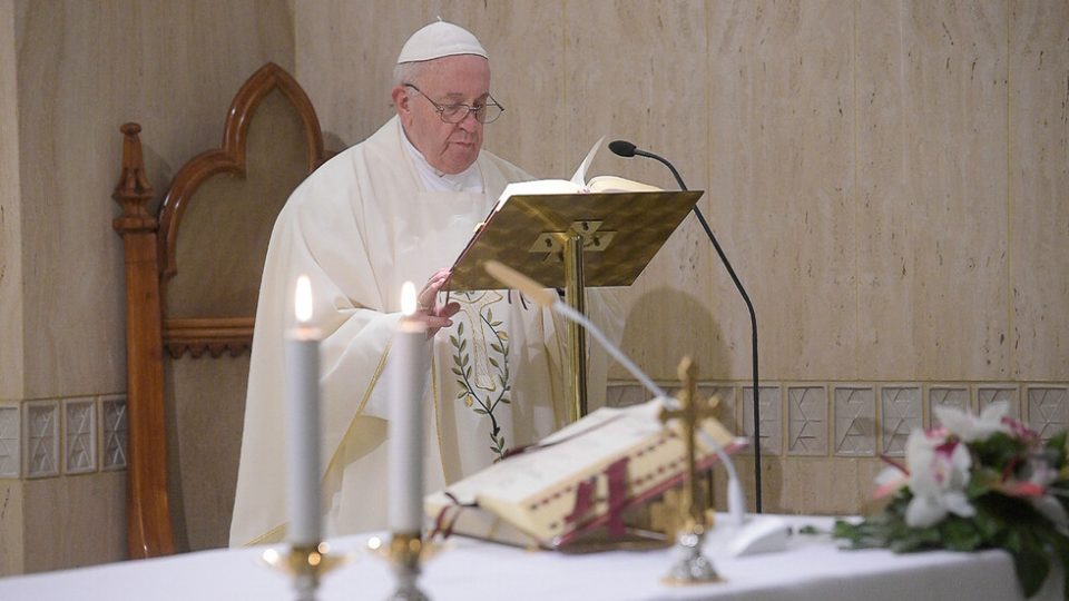 Папата се моли за луѓето заразени со коронавирусот
