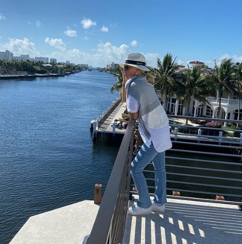 Луксуз за сите пари: Брена ужива во својата вила во Мајами (ФОТО)