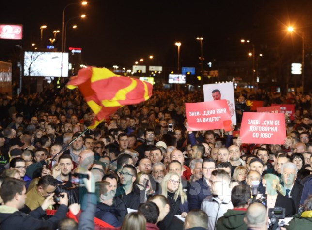 Опозицијата окрупнета излегува на протест против Заев