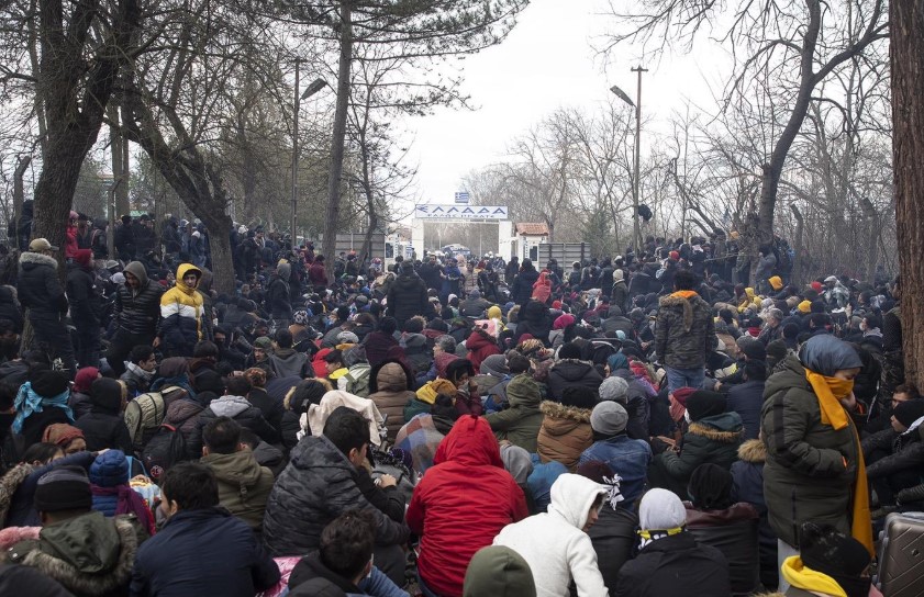 Грција со солзавец ги спречува бегалците да влезат во земјата (ФОТО)