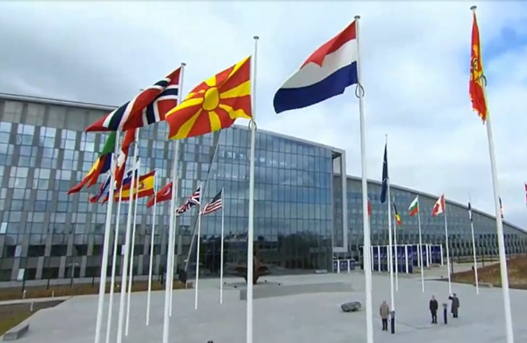 Сега навистина е официјално: Нашето знаме кренато пред седиштето на НАТО (ФОТО)