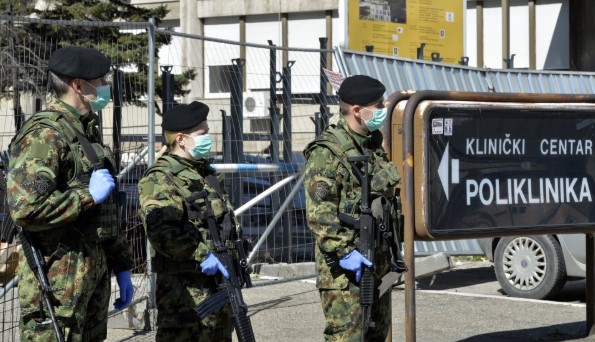 Како да е војна: Војници со автомати и маски на улиците во Србија (ФОТО)