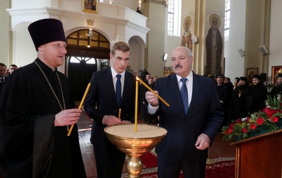 Треба да се зачува традицијата: Верниците ги наполнија црквите во Белорусија (ФОТО)