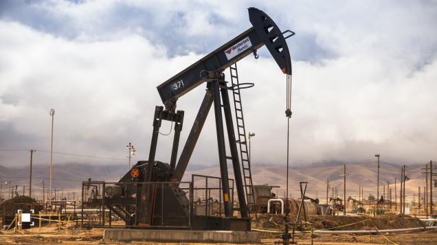 Прв пат во историјата, цената на нафтата падна под нула долари за барел