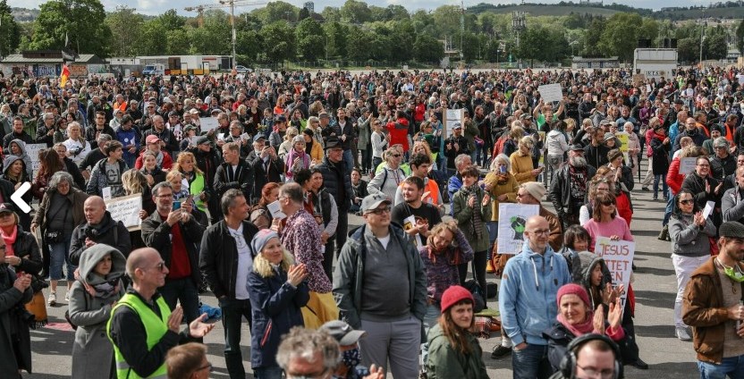Протест во Штутгарт за укинување на сите мерки (ФОТО)