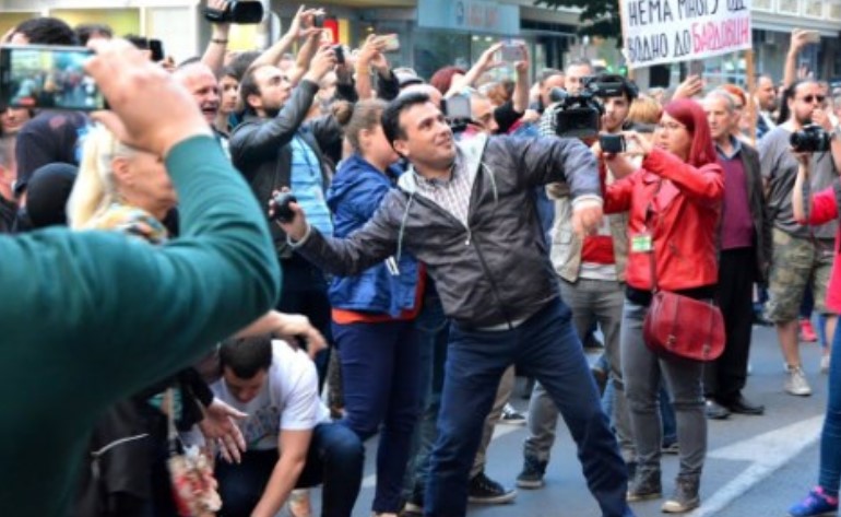 „Нема пари нема мир“: „Шарената револуција“ излегува на улица против Заев