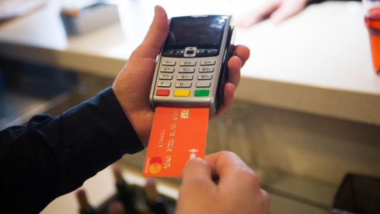 Граѓаните сѐ повеќе ги користат платежните картички и електронското банкарство