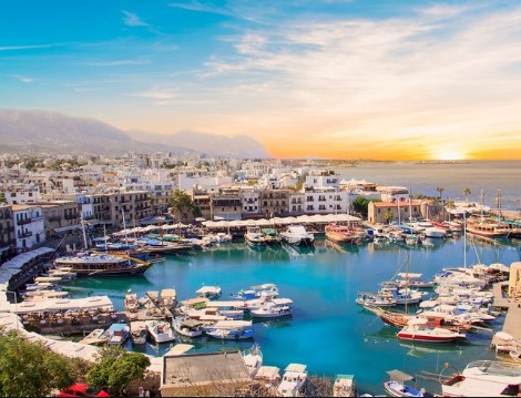 Кипар ги отвора границите за туристи, ама не ги прифаќа сите вакцини