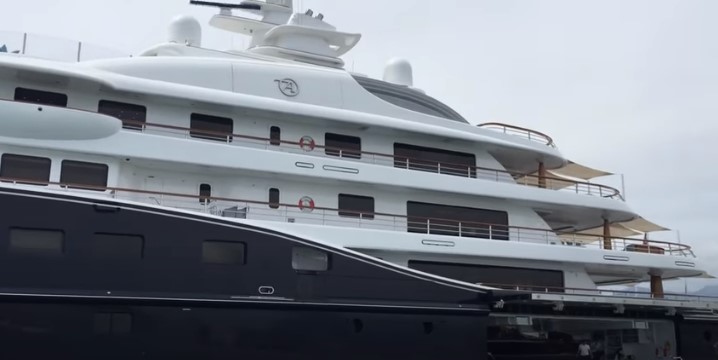 „Бела лаѓа“: Меџик Џонсон во Хрватска со јахта од 150 милиони долари (ВИДЕО)