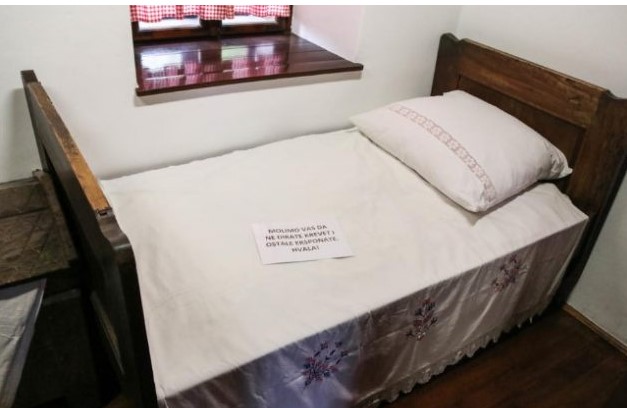 Се е исто како од времето на Јоже: Вака изгледа креветот во кој спиел Тито (ФОТО)