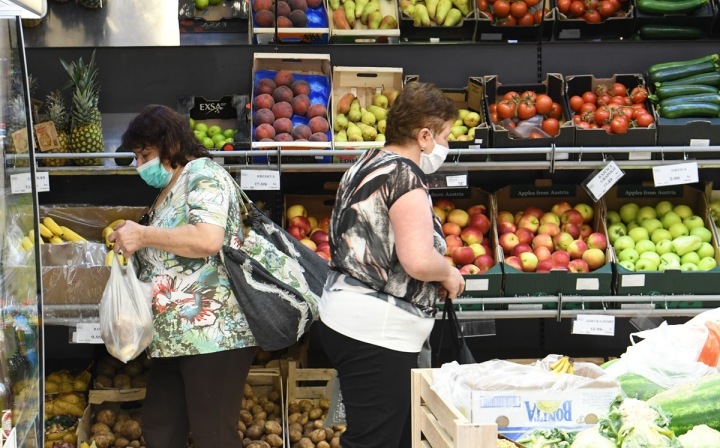 Пандемијата удри врз цените на храната: Граѓаните секојдневно од маркетите излегуваат со полупразни кеси