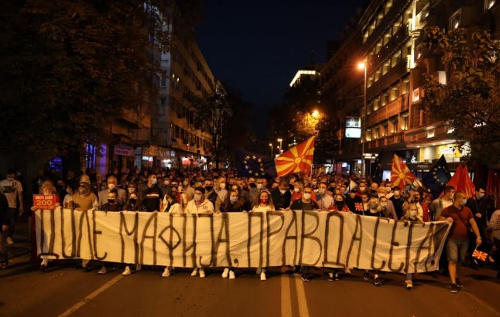 „Народот во затвори, мафијата во фотељи“: Граѓаните сплотени на протест против власта