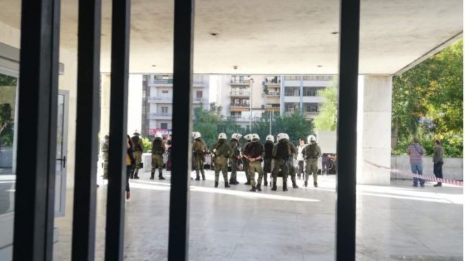 Анонимен повик за поставена бомба во судот во Атина каде продолжува рочиштето за Златна зора