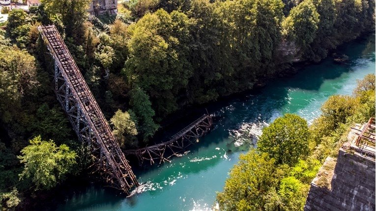 Историскиот мост на Неретва се продава за старо железо