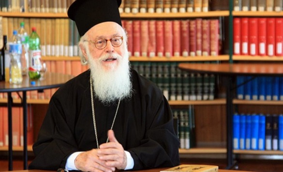 Поглаварот на Албанската православна црква, архиепископот Анастасиос ќе биде пренесен во атинска болница