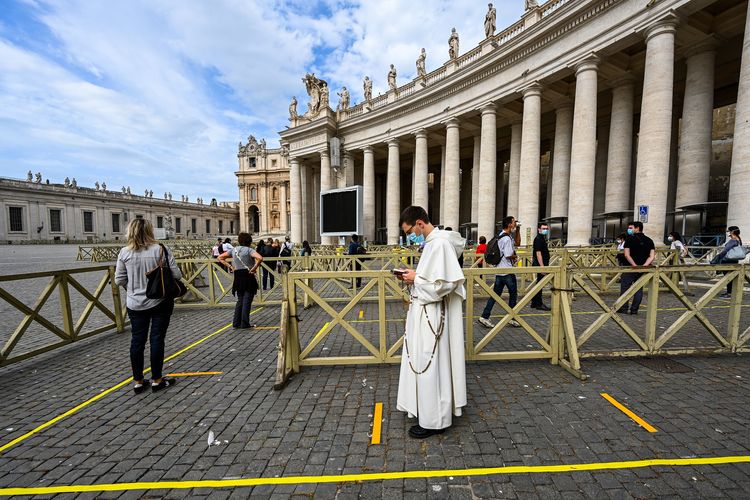 Во иднина без присуство на верници на мисите во Ватикан