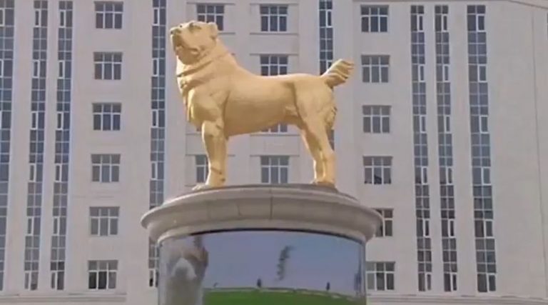 Претседателот на Туркменистан во главниот град откри златен споменик, посветен на неговата омилена раса кучиња