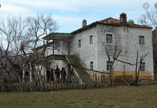 Трагите на „жолтата куќа“ во која се вадеа органи на Срби водат до Хашим Тачи