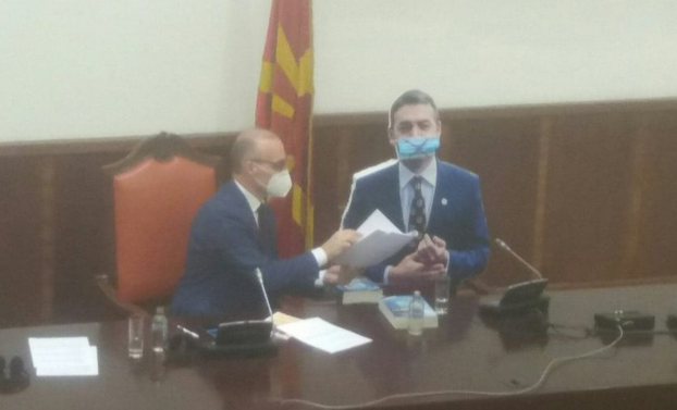 Власта одново ја игнорира комисиската расправа-Димитров од стиропор „седнат“ во Собранието