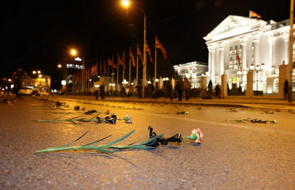 ВМРО-ДПМНЕ остави пред Владата 1.071 каранфил за починатите од Ковид-19
