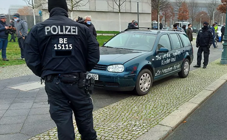 Автомобил испишан со пораки се заби во капијата на канцеларката Меркел