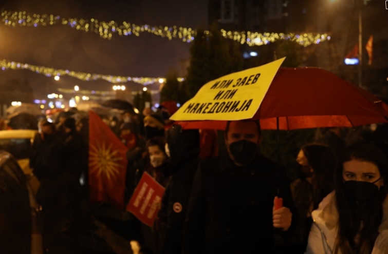 „Или Заев или Македонија“: Граѓаните и вечерва побараа оставка од премиерот (ФОТО)