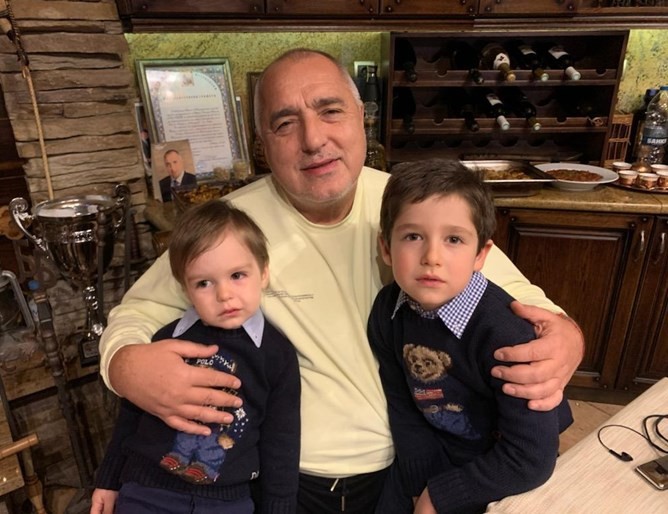 Борисов честиташе Божик на Фејсбук со заедничка фотографија со неговите внуци Иван и Бојко