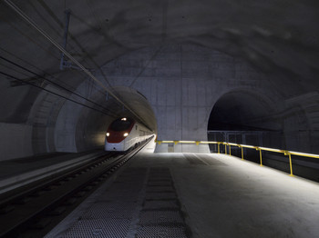 Возовите почнаа да минуваат во новиот тунел низ швајцарските Алпи