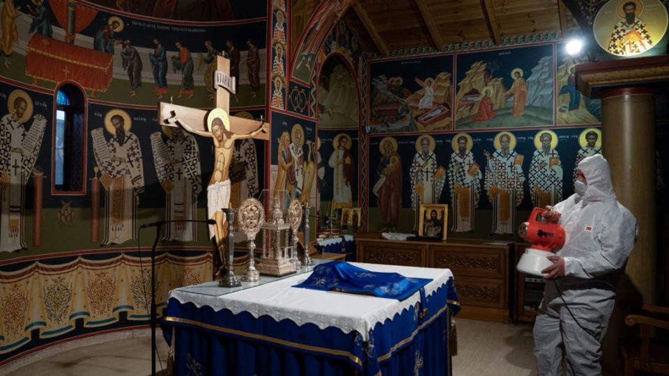 Црквите во Грција ќе се отворат само за Божик и Водици: Дозволено е 9 лица во црква, 25 во соборните храмови