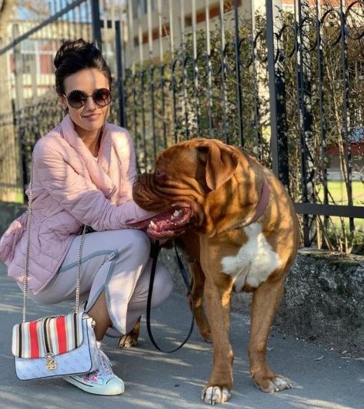 Ќерката на Вице Заев со куче од 2.000 долари се шета по Струмица