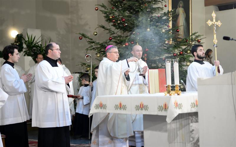 Католичките верници денеска го слават Божик