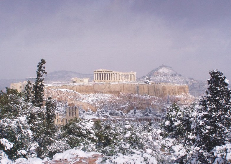 Снегот ги затвори училиштата и градинките во Грција