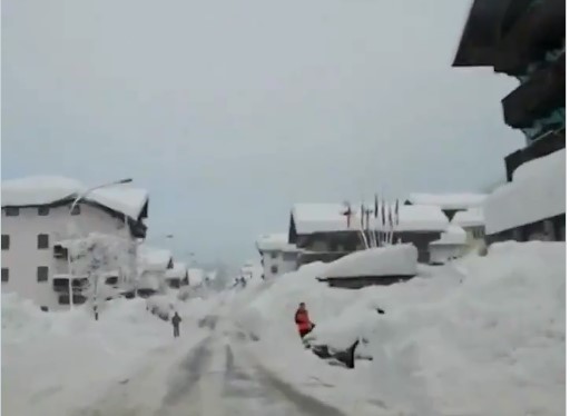 Снежна бура го затрупа северот на Италија