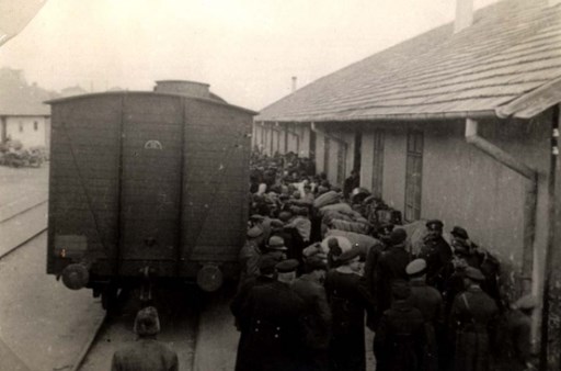 Заев се сети на денот на Холокаустот, ама не и кој ги протерал Евреите во Треблинка