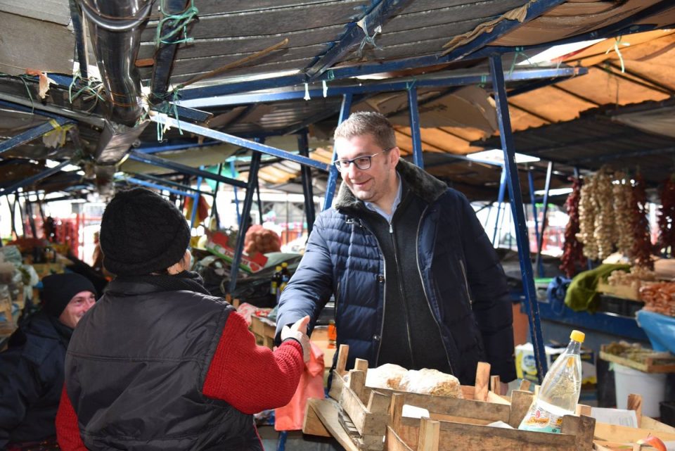 Следете во живо: Мицкоски на средба со пазарџиите на Зелен пазар