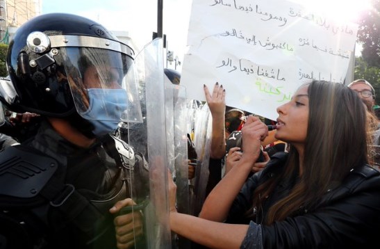 „Шарената револуција“ замина да бара демократија и во Тунис: И таму девојка се шминка на штитот на полицаец (ФОТО)