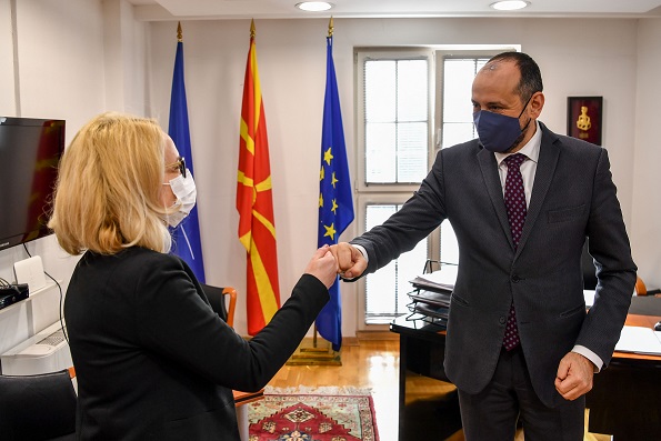 Битиќи на средба со романската амбасадорка Аксинте: Романија целосно ја поддржува Македонија во евро-интегративниот процес