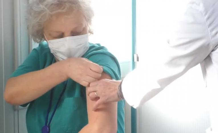 Првата вакцина ја прими примариус д-р Добринка Наунова Јовановска од Клиниката за Инфективни болести