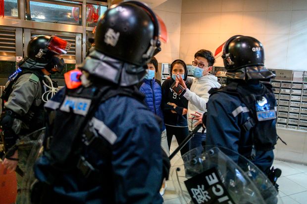 Полициски одреди во Хонгконг ги блокираат зградите, принудувајќи ги станарите да се тестираат