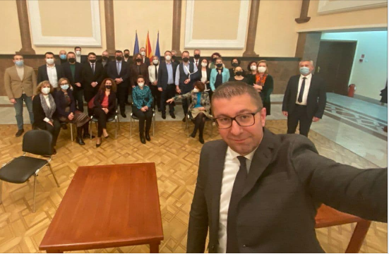 Пратеничката група на ВМРО-ДПМНЕ му даде поддршка на Мицкоски