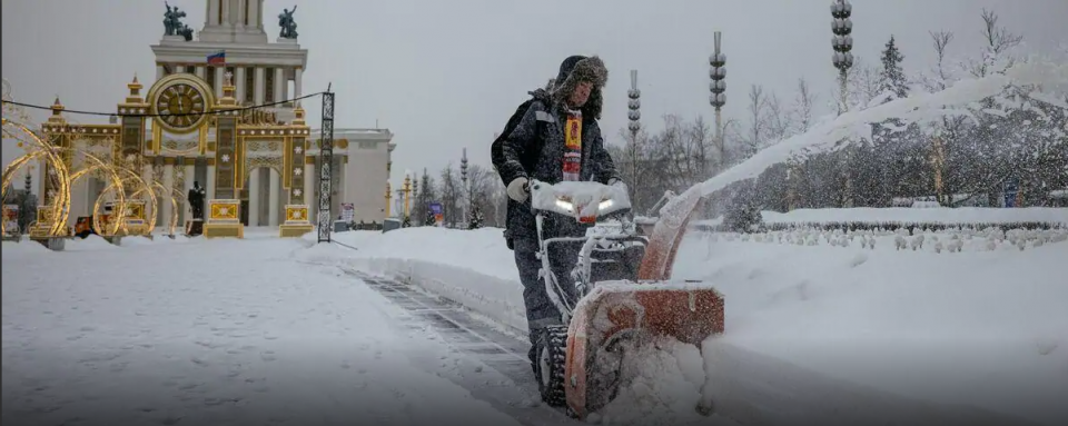 60000 комуналци се справуваат со снежнaта aпокалипса во Москва