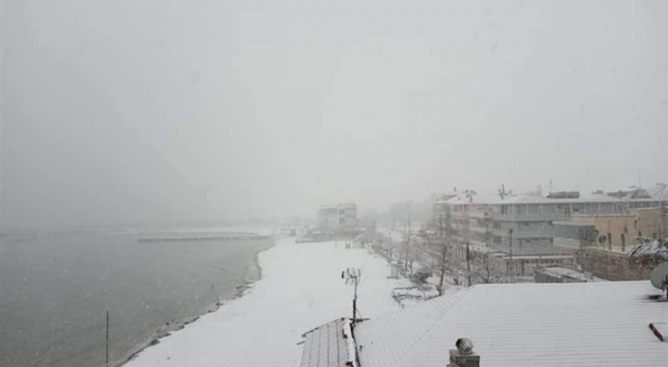 Невремето во Грција донесе снег, затворени училишта и проблеми во сообраќајот