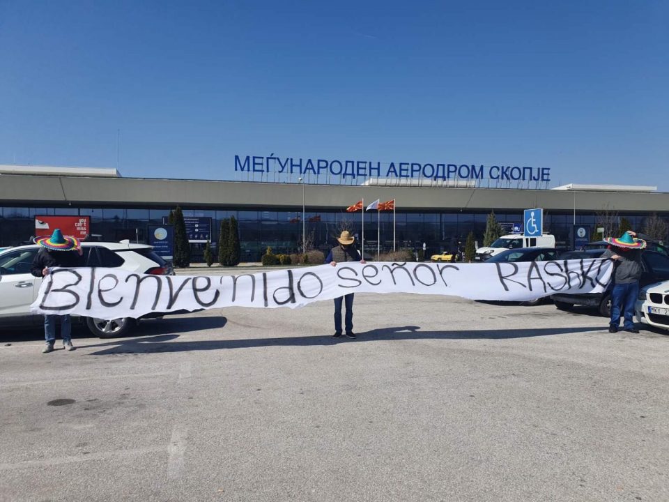 УМС на ВМРО-ДПМНЕ го пречека Рашковски на скопскиот аеродром