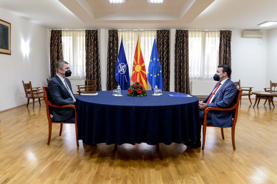Во тек е средбата на премиерот Зоран Заев со претседателот на ВМРО-ДПМНЕ Христијан Мицкоски