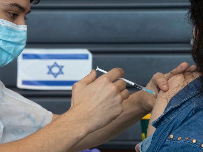 Израел вакцинираше повеќе од половина од населението со две дози, животот се враќа во нормала
