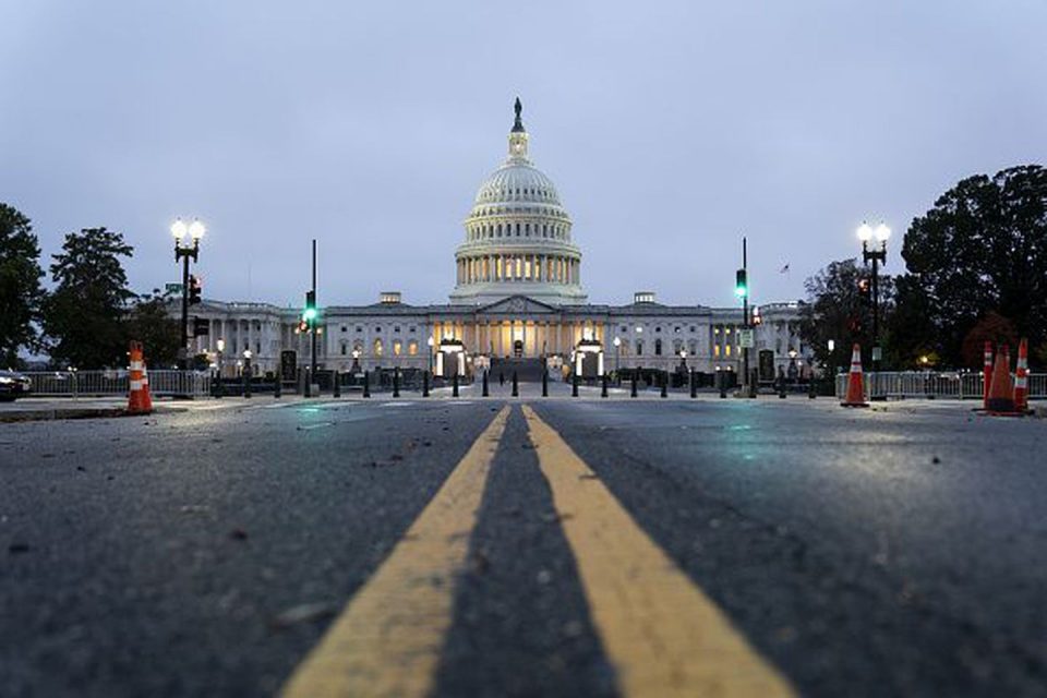 Претставничкиот дом на американскиот Конгрес ја откажа седницата поради можен упад во зградата