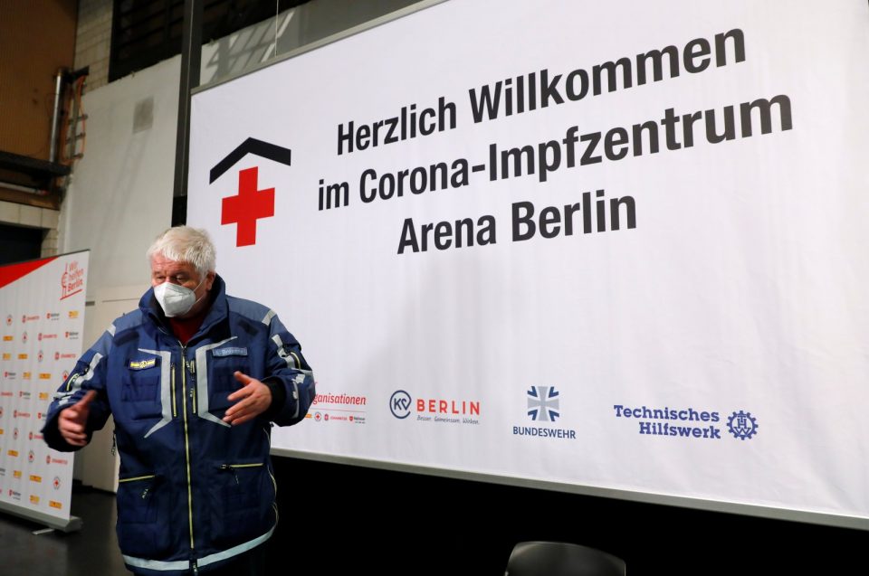 Центрите за вакцинација во Германија и Австрија ги затворија вратите по суспенизјата на „АстраЗенека“